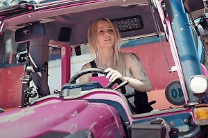 Melissa in een roze Lindner-trekker (Foto: Youtube-video van Melissa Naschenweng - Traktorführenschein)