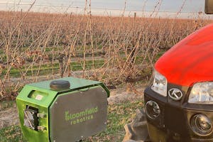 De Bloomfield-camera's passen op elk voertuig dat tussen de gewassen werkt om tegelijkertijd beeldgegevens te verzamelen over kleur, rijpheid en grootte van de vruchten, en van de bladeren.