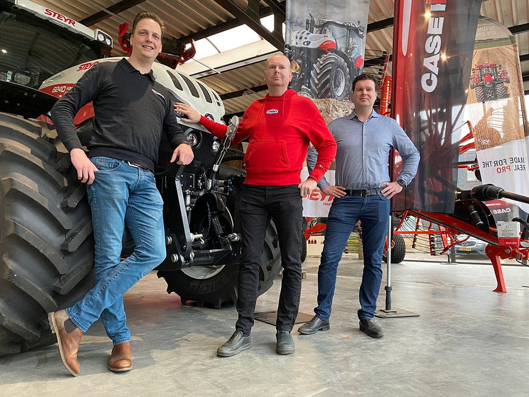 Naaktgeboren draagt Case IH en Steyr over aan Weevers
