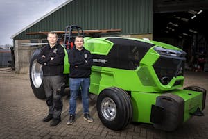 De broers Aad (links) en Bart Boers uit Ouderkerk aan de IJssel (Z.-H.) installeerden als eerste Nederlandse tractorpullingteam een elektrisch managementsysteem (ECU) in een trekker. - Foto: Roel Dijkstra
