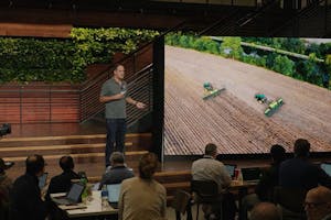 Igino Cafiero, CEO en oprichter van Bear Flag Robotics, spreekt tijdens het Leaps Unlocked-evenement op 26 mei. "Autonomie zal in de toekomst ook betrekking hebben op hoogwaardige gewassen als boom- en wijngaarden, en zelfs op maaidorsers en oogstmachines." - Foto: still uit video Leaps Unlocked