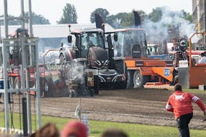 De grootste tractorpullingwedstrijd van Europa: Made’s Powerweekend. Een snelle show waar altijd wat gebeurt. Bekijk de foto's en video onder aan dit artikel. - Foto: Michel Velderman