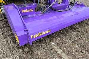 De Rukaby aangedreven schoffel van Fledklasse is ontworpen voor fijne gewassen met nauwe rijafstanden van 5 à 10 cm. - Foto's: NPPL