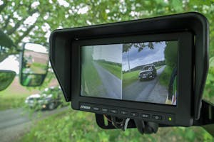 Met een camerasysteem kan de trekkerchauffeur de verkeerssituatie op smalle landwegen goed overzien. Het Krone-camerasysteem is in Duitsland DLG-gecertificeerd voor rijden op de openbare weg. - Foto's: Krone