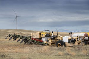 In een stuk wuivend gras in de Amerikaanse staat Montana staat het bijzondere sleutelproject van akkerbouwer, sleutelaar en uitvinder Glenn Lindberg: een gigantische, zelfrijdende pneumatische zaaimachine. - Foto's: Mark Pasveer