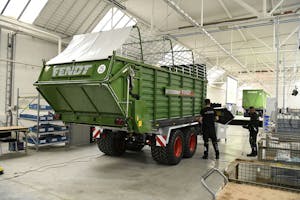 Fendt-medewerkers kunnen op de nieuwe productielocatie in Wolfenbüttel (D.) aan één montagelijn aan 25 verschillende modellen opraapwagens werken. - Foto's: Fendt