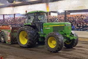 De 14e indoor tractorpulling in Etten-Leur trok 2.400 toeschouwers, die het spektakel vanaf volgepakte tribunes bekeken. - Foto's: Dennis Vos