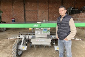 De Franse akkerbouwer Damien Blondel kocht begin 2021 zijn FarmDroid FD20. Hiermee bespaart hij veel geld op arbeid en brandstof, maar het werken met deze zaai- en wiedrobot vergt wel een andere aanpak. - Foto's: Maxence Guillaumot
