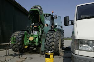 Trekkerfabrikant John Deere stelt tools en software beschikbaar zodat Amerikaanse boeren en loonwerkers zelf hun machines kunnen repareren.  - Foto: Mark Pasveer