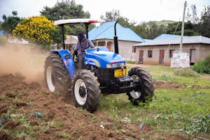 New Holland Agriculture, dochteronderneming van CNH Industrial, levert in samenwerking met  de distributeur van New Holland in Tanzania en een bank in Tanzania 200 TT75 4WD-trekkers aan boeren in Tanzania om de landbouwproductie in dat land te verbeteren. - Foto's : New Holland