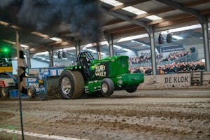 Tractorpuller Secret of the Valley overtuigt in de finale van de indoor tractorpulling in Putten opnieuw en zet de beste afstand ruim 2 meter verder. - Foto's: Michel Velderman
