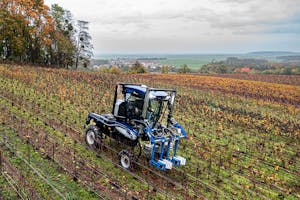 New Holland heeft een portaaltrekker voor smalle wijngaarden ontwikkeld in samenwerking met het Italiaanse ontwerpbureau Pininfarina: de TE6 .Eind 2023 komt de TE6-portaaltrekker op de markt. - Foto's: New Holland