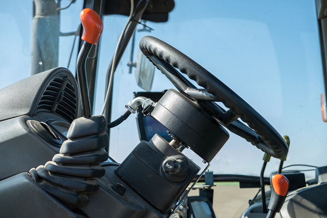 Automatisch sturen met Fieldbee Powersteer voor € 4.200 Trekker