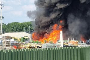Op maandagmiddag 5 juni woedt een hevige brand bij de machinefabriek van Krone in Spelle (D.). De metershoge zwarte rookwolken zijn van kilometers afstand zichtbaar. - Foto's Krone