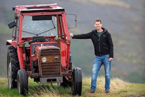 TREKKER-redacteur Bob Karsten toert door IJsland en verbaast zich over de omvang en professionaliteit van de boerenbedrijven en het materieel. - Foto: Mark Pasveer