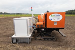 Het autonome Agreenculture CEOL-robotvoertuig op rupsen met daarachter de 'white box' met daarin de lasertechniek van WeLaser. - Foto's: Peter Roek