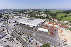 Hoofdvestiging van machinefabrikant Pöttinger in Grieskirchen, Oostenrijk. Pötttinger heeft een goed jaar achter de rug. De fabrikant behaalde een omzet van € 641 miljoen. Dat is een omzetstijging van 26.8%. - Foto: Pöttinger