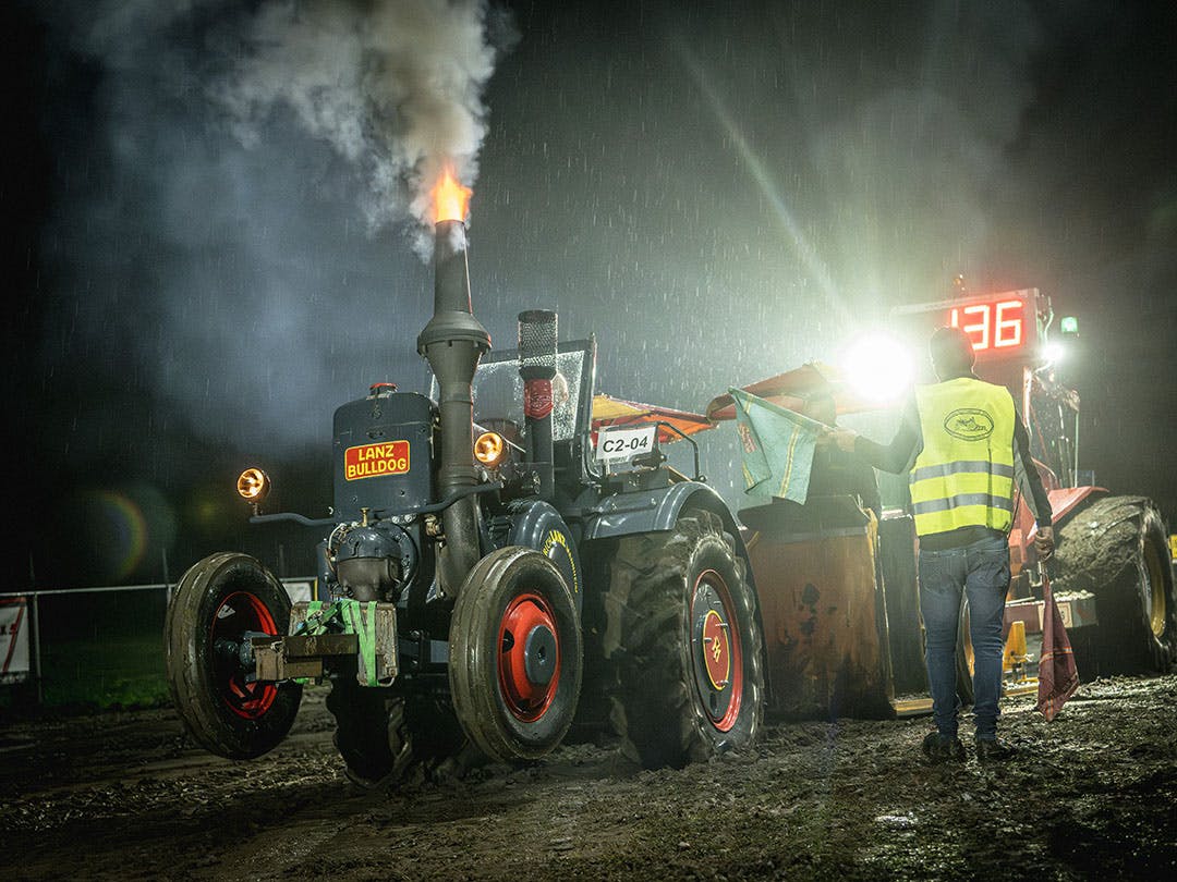 Harde klappen tijdens oldtimer tractorpulling in Achterberg