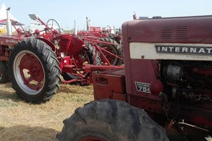 Een verzameling ‘tracteurs d’époque’ oftewel klassieke trekkers van het merk International Harvester op de Franse landbouwbeurs Innov-Agri van 5-7 september in het Franse Outarville. -  Foto's: Martin Smits