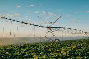 De APH group uit Heerenveen sluit internationale dealerovereenkomst met het Amerikaanse Valley Irrigation. Dit met als doel om in Centraal- en Oost Europa en Azië beregeningsinstallaties te verkopen. - Foto: Valley Irrigation