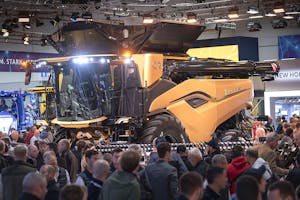 New Holland onthult op vakbeurs Agritechnica 2023 in Hannover zijn CR11-maaidorser. - Foto: Mark Pasveer
