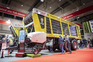 De Duitse machinefabrikant Fliegl presenteert een update voor de Cargos 8000-serie opraapwagens. De pick-up is breder en kan pendelen. Ook is er nu een beweegbare voorwand. - Foto: Mark Pasveer