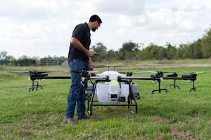 Hylio introduceerde onlangs de AG-272, een van de grootste commerciële spuitdrones op de markt. Een van deze drones kan tot honderden hectaren per dag bespuiten. - Foto: Hylio